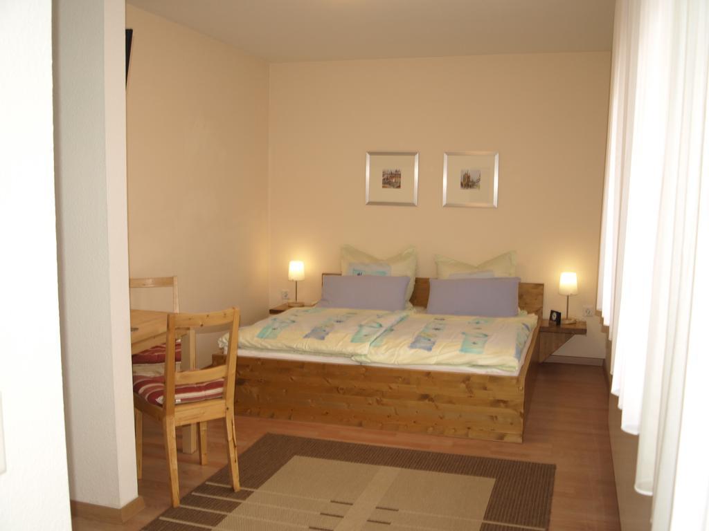 Gaestehaus In Der Gotthardtstrasse Erfurt Room photo
