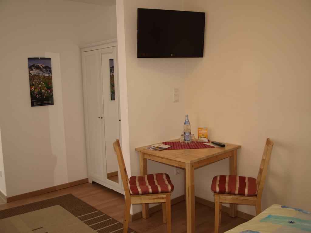 Gaestehaus In Der Gotthardtstrasse Erfurt Room photo